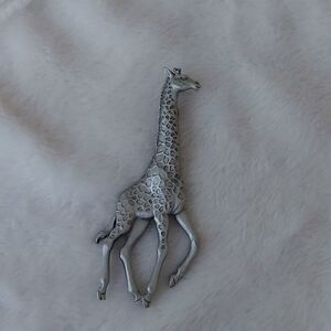 Jj JONETTE GIRAFFE BROOCH